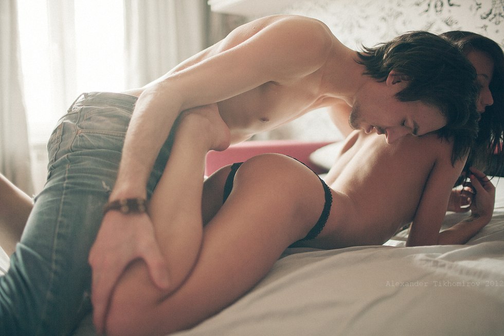 Morning kisses in bed erotic