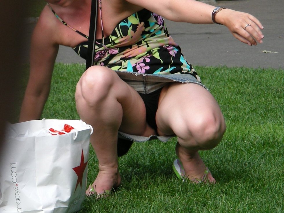 Ladies without panties spied