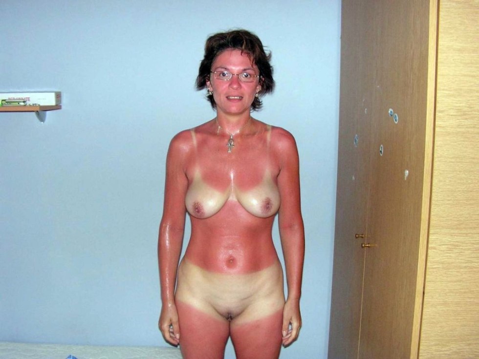 Adult women with traces of tanning