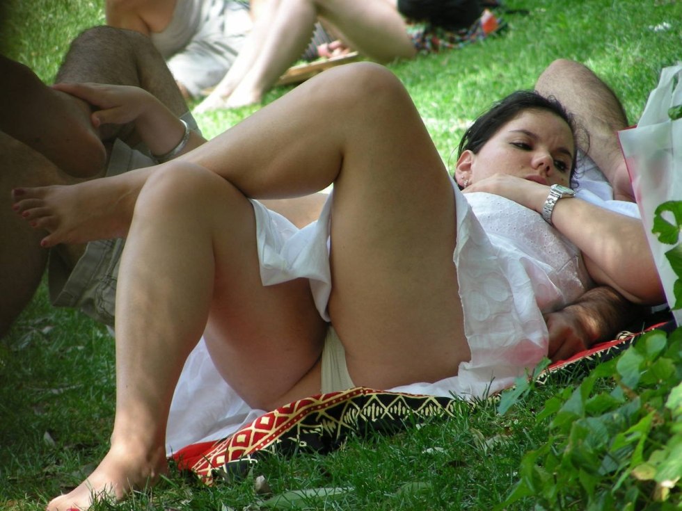 Without panties under the skirt spied