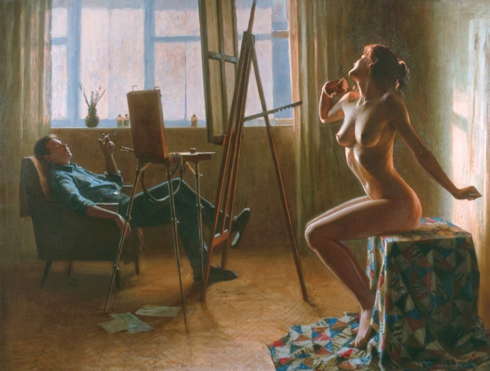 The girl poses to the artist nude