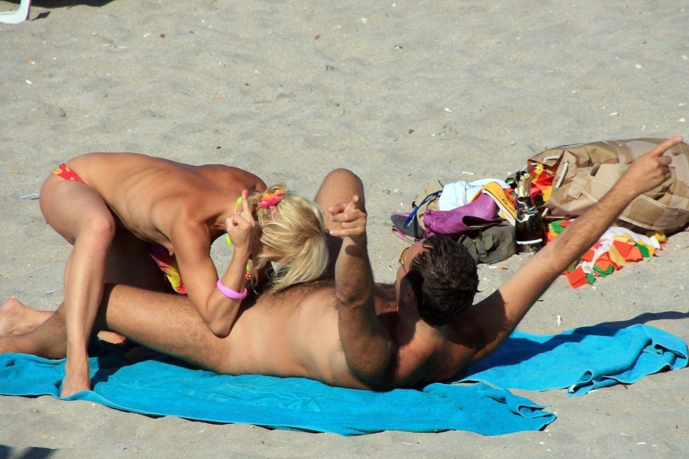 Erotic incidents on the beach