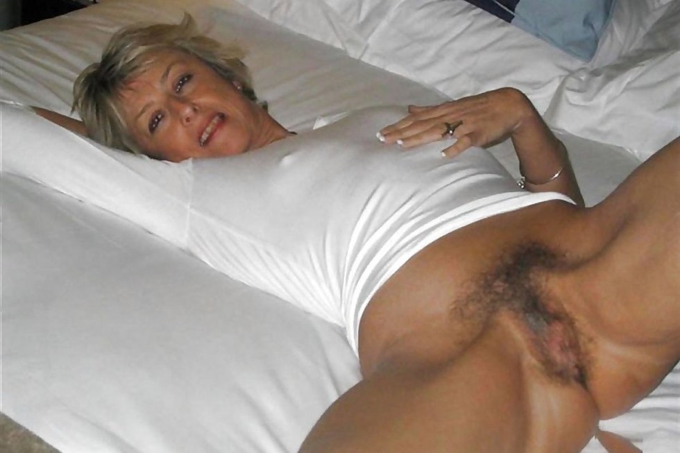 Mature women without panties in bed