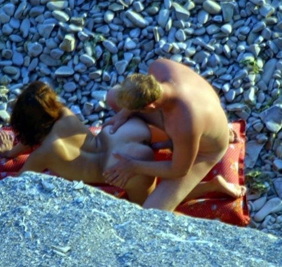 Cunnilingus on the beach spied