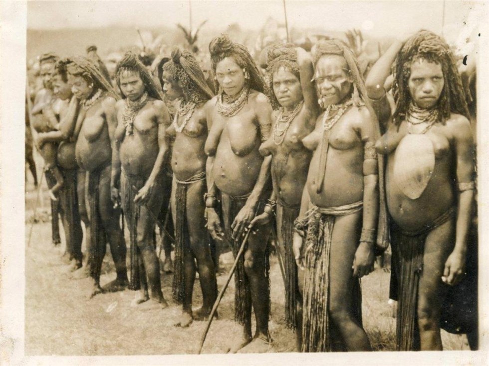 Naked women of Indian tribes
