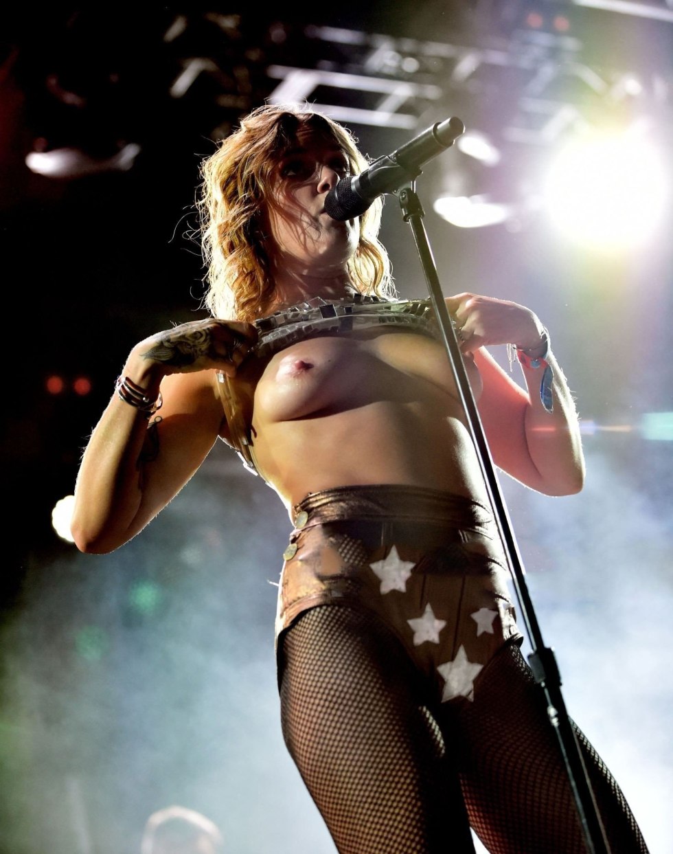Singer Tove LO Toples