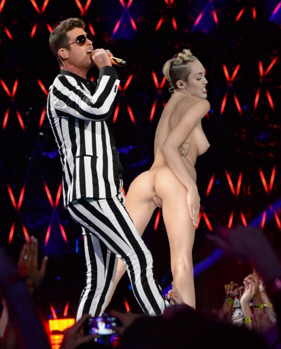 Miley Cyrus undressed on stage