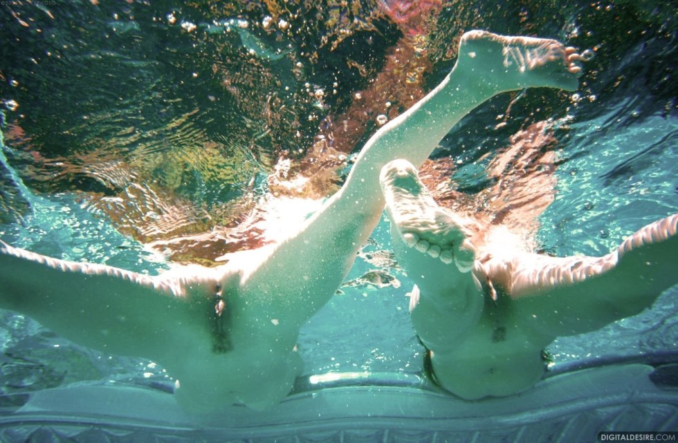 Random erotic pictures under water