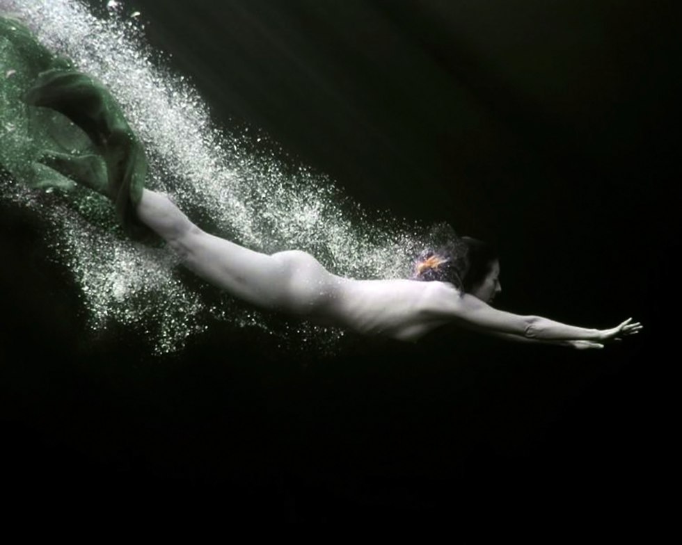 Photo shoot underwater nude