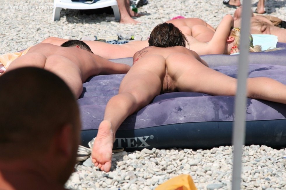 Peeping behind naked women on the beach