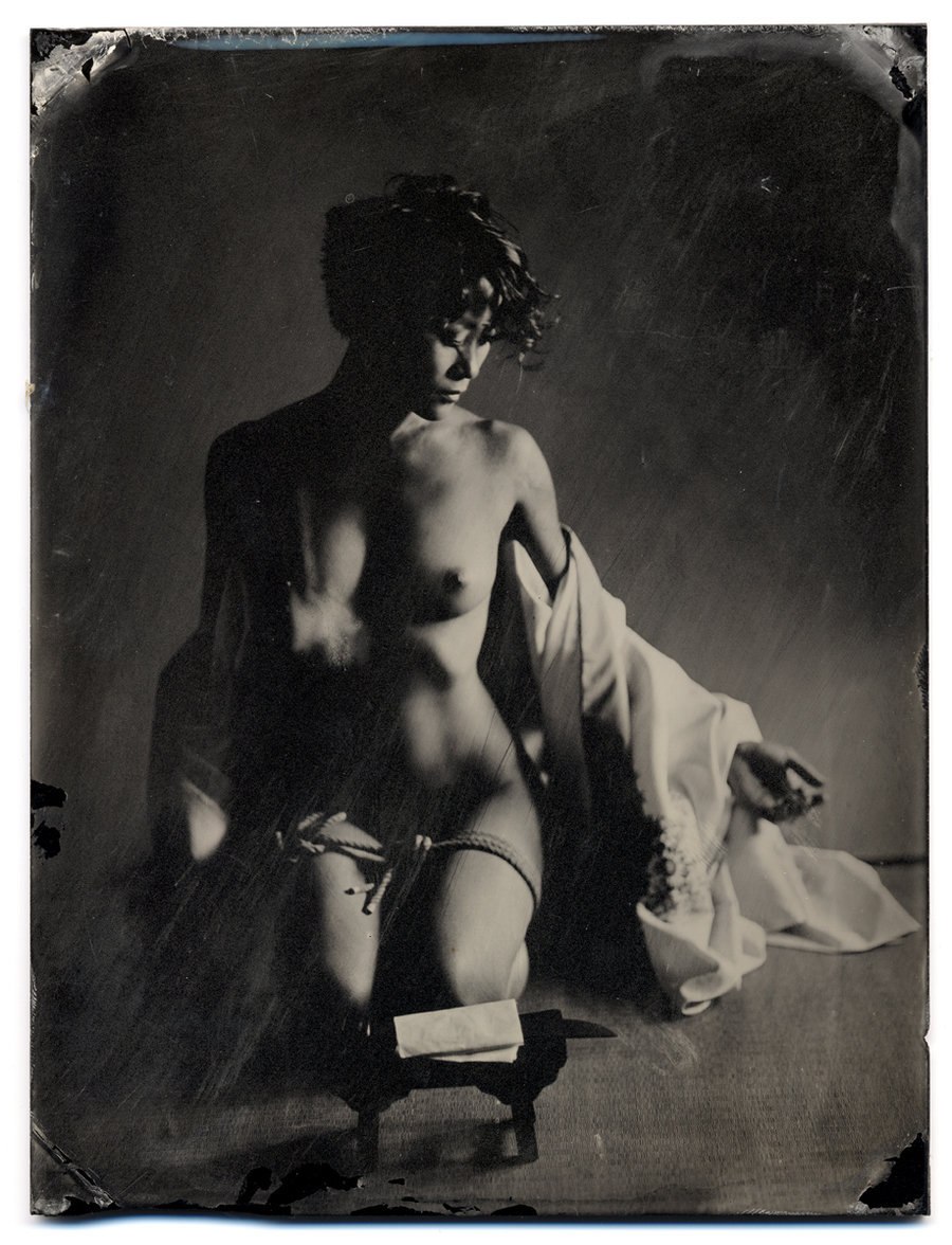 The girl makes Harakiri an erotic photo shoot