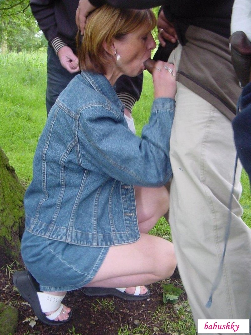 The girl sucked on the street