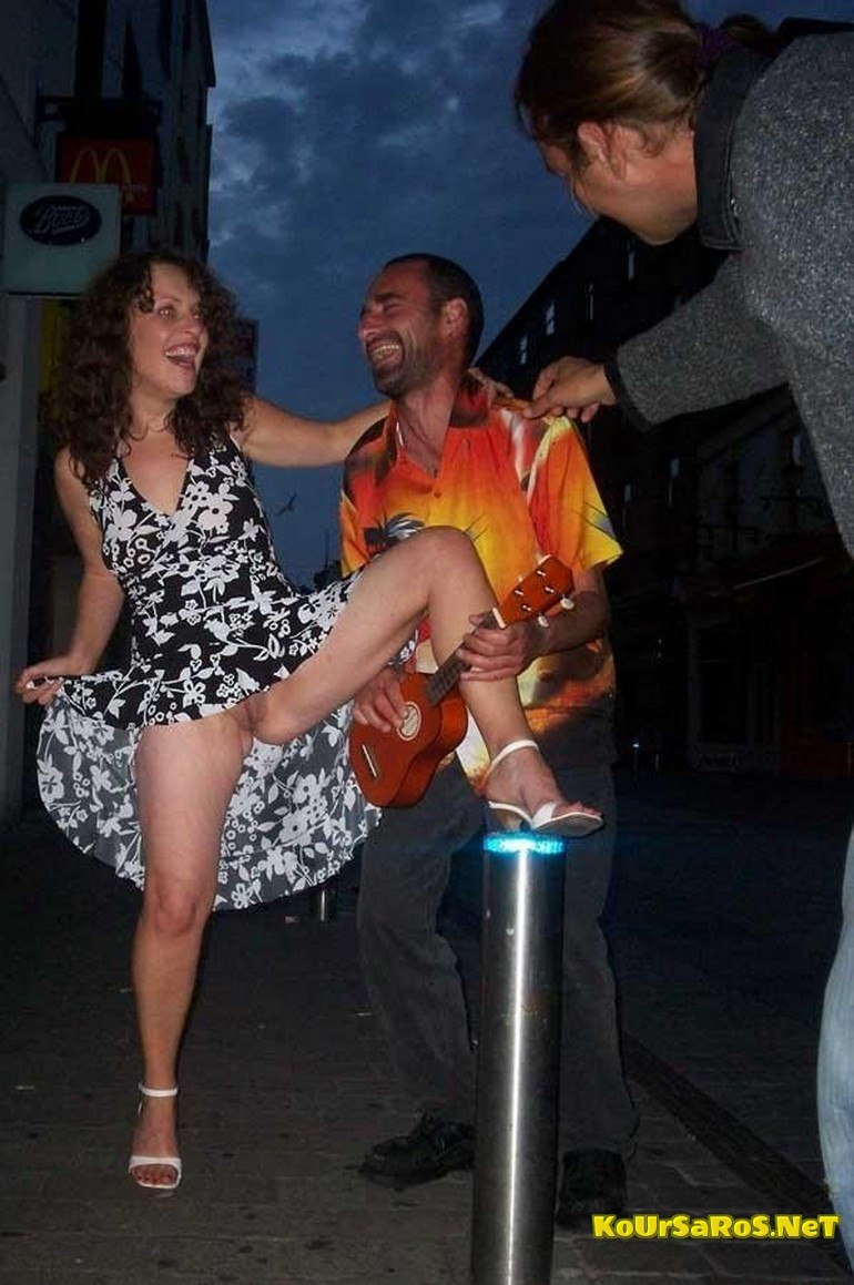 Wife without panties at guests