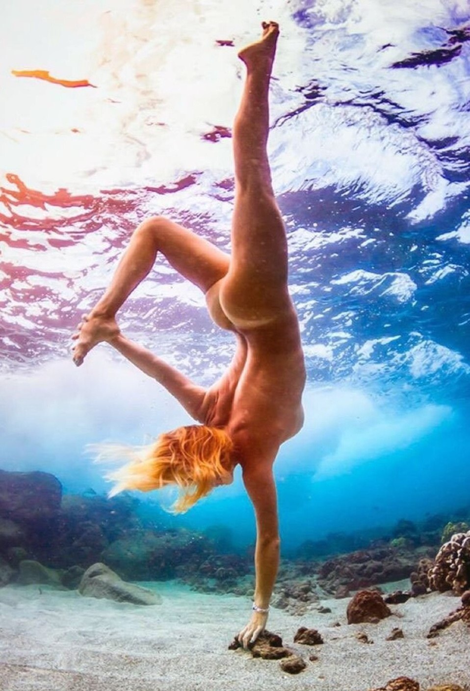 Photo shoot nude by the water girl