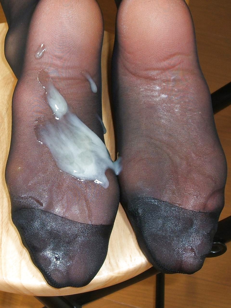 Cums on dirty feet