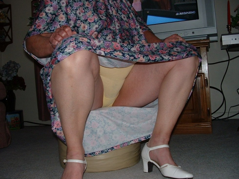 Mature in a skirt without panties