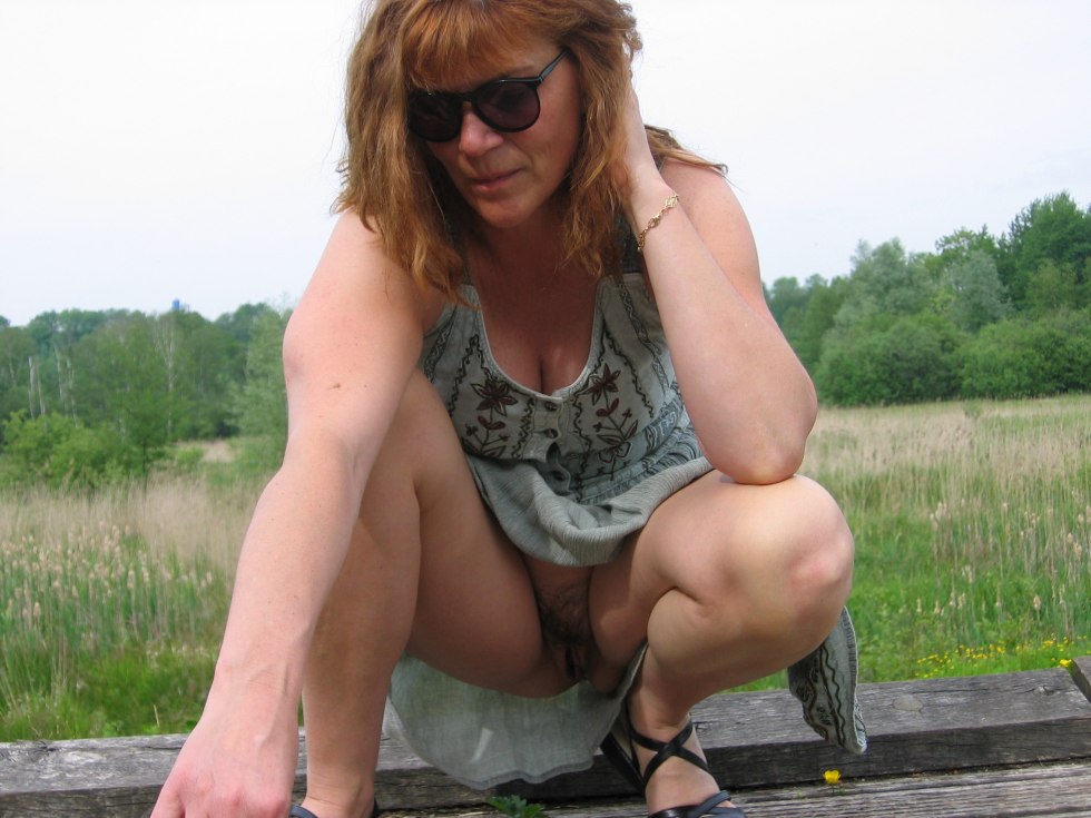 Older women squatted without panties