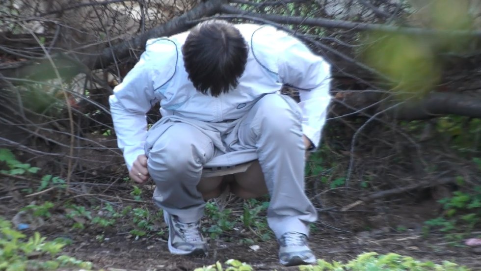 Women's pissing in bushes