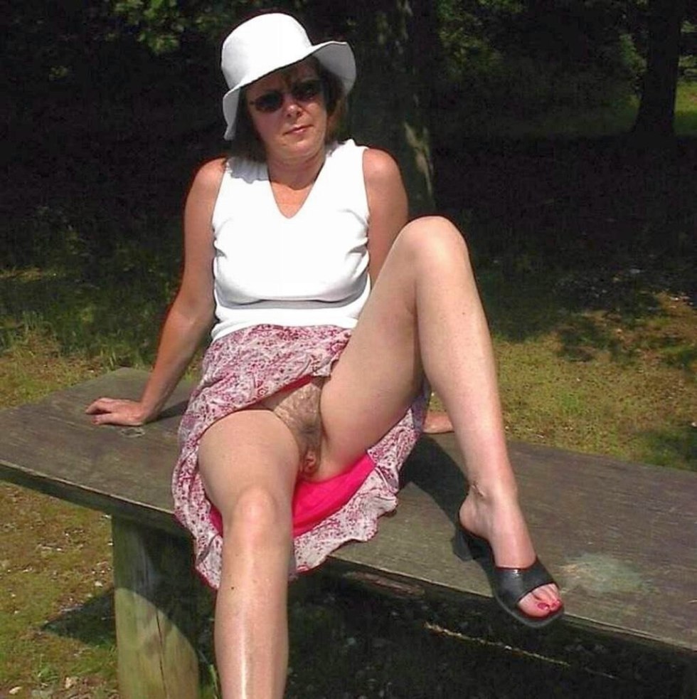 Mature without panties under the skirt