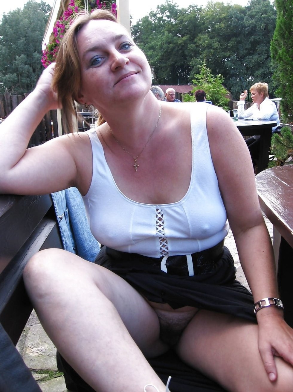 Elderly women without panties by chance