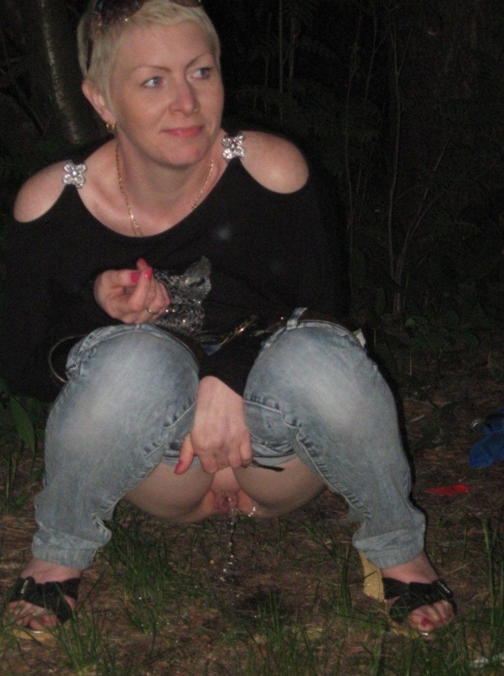 Grandma Helpout without panties