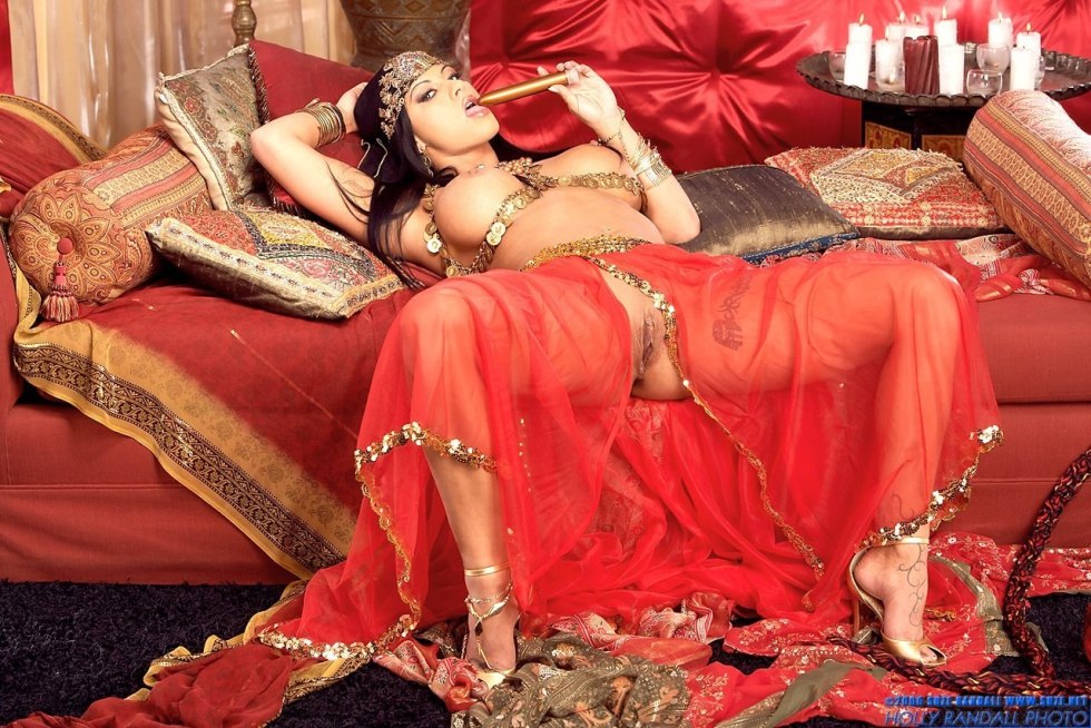 Sanny Leone in Sari Siski