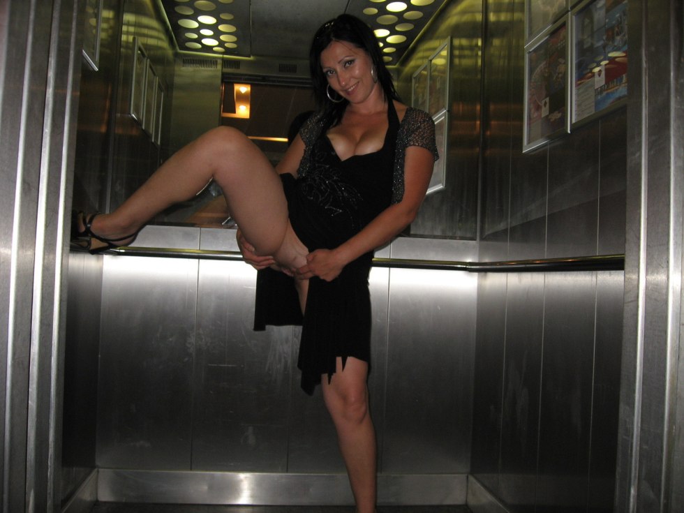 The girl undressed in the elevator