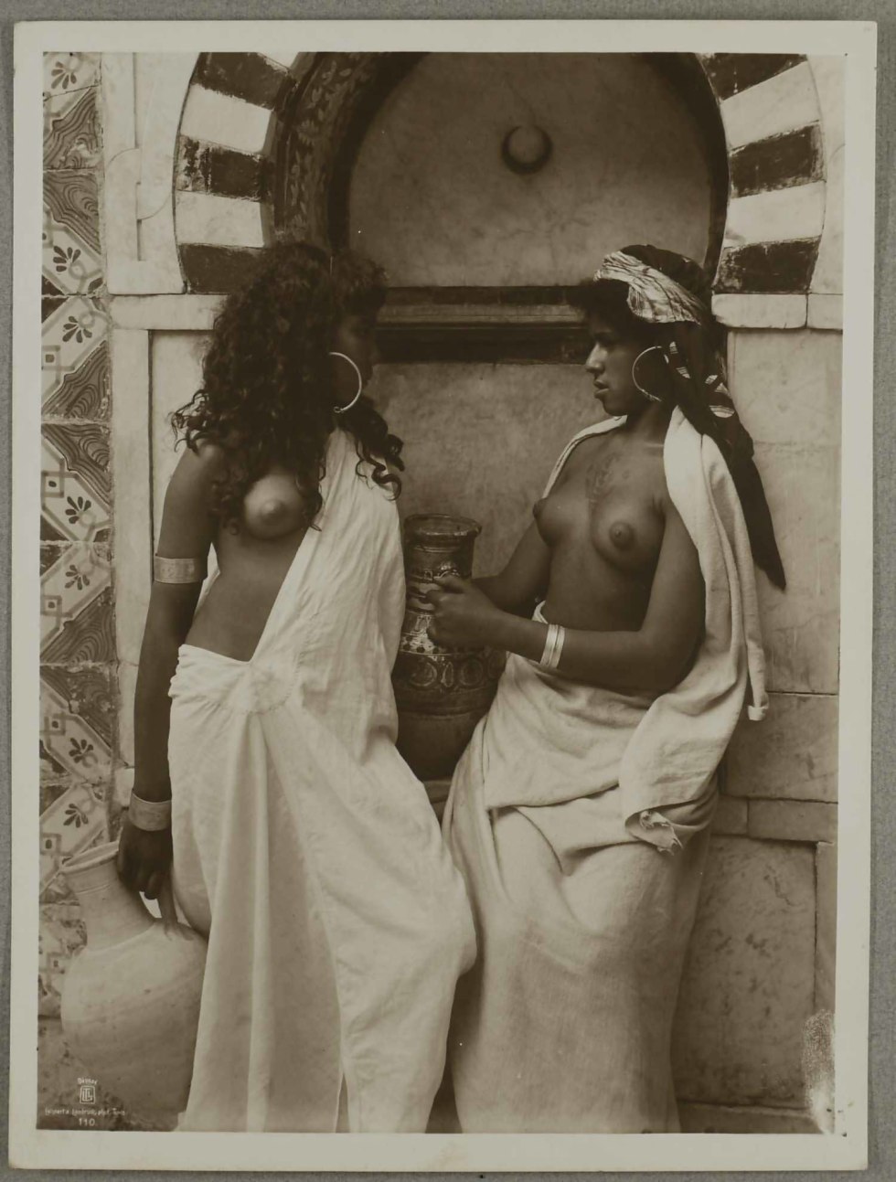 Naked women in the harem retro