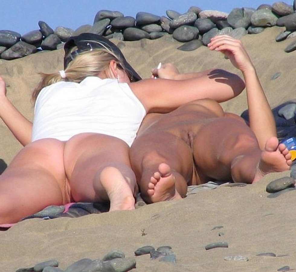 Naked women on the beach spied