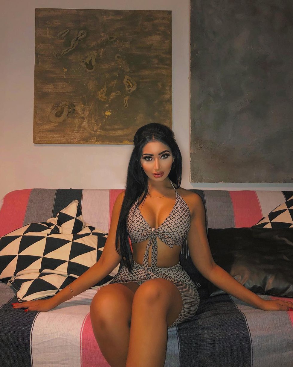 Guli Bahari naked completely