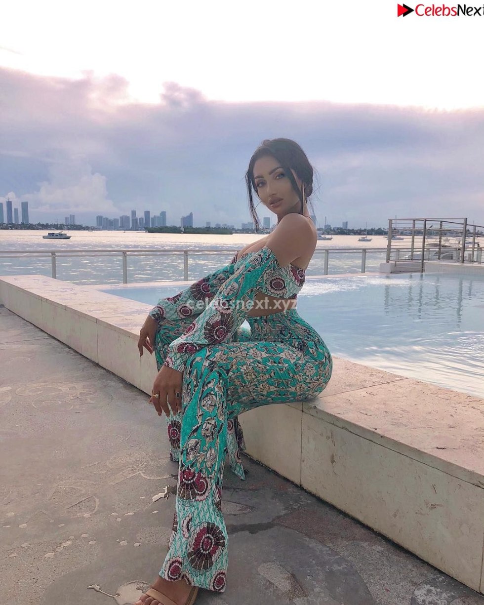 GUL BAKHARI Turkish Kim