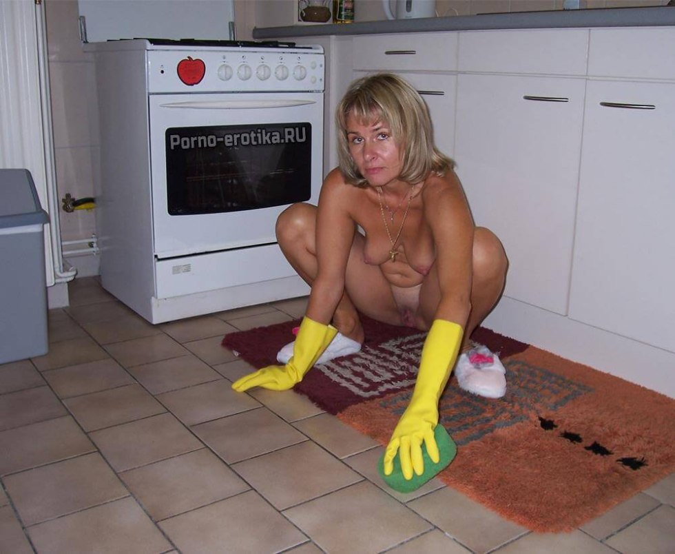 A naked wife is cleaned in an apartment