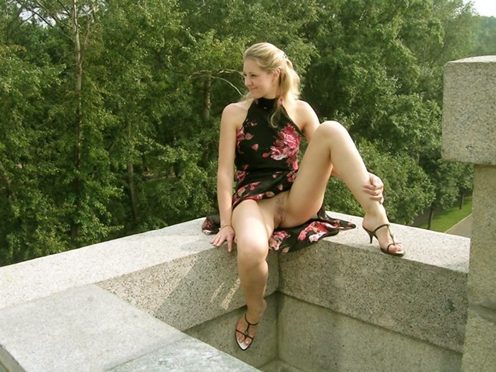 Girls without panties under the dress