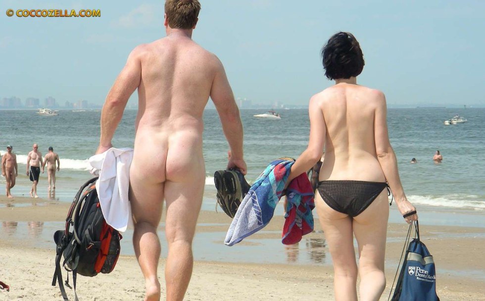 Male exhibitionism on the beach