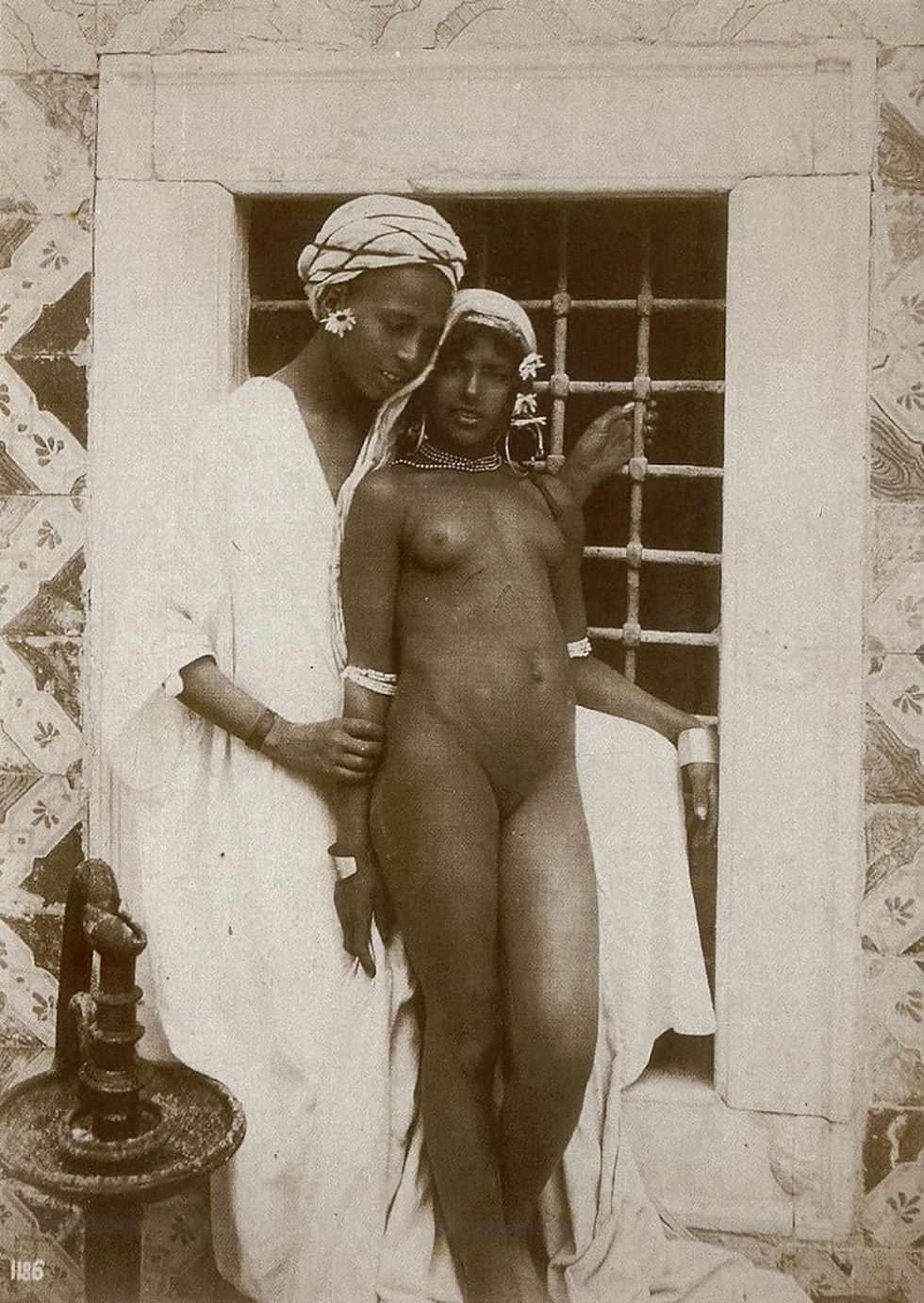 Naked retro African women