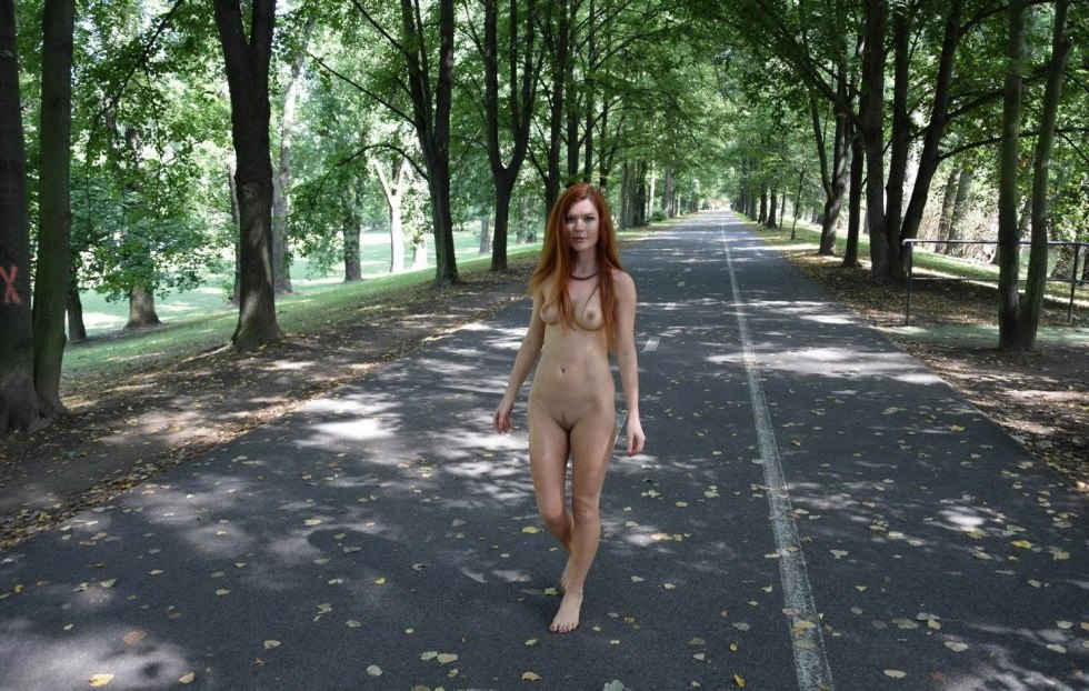 Jenny Smith walks without panties