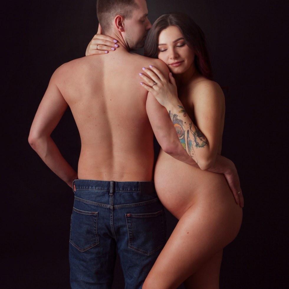 Photoshoot of a naked wife with her husband