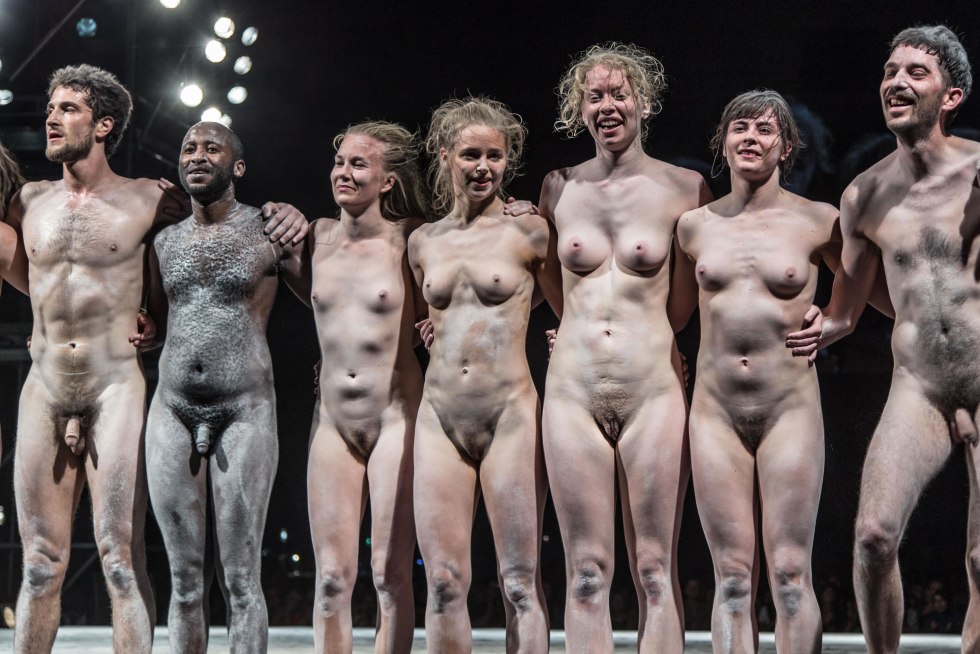 Perfomanes with naked women