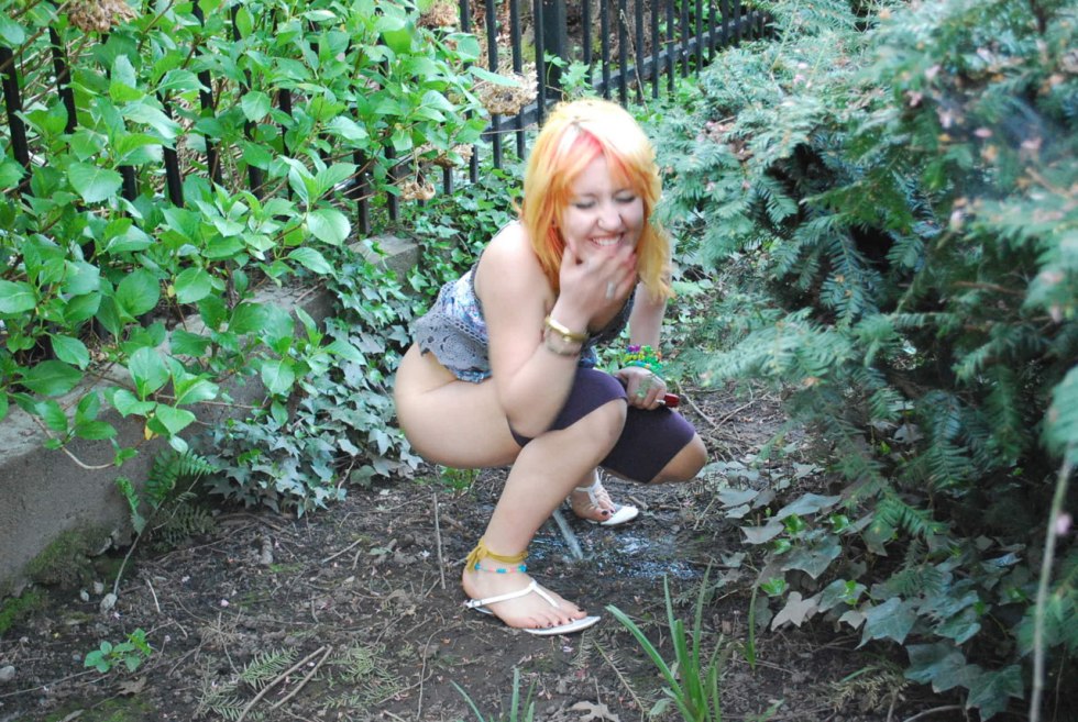 Women's pissing in bushes