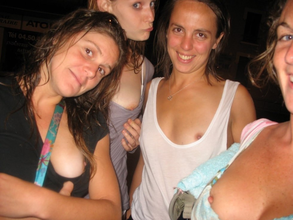 The girl accidentally showed her chest