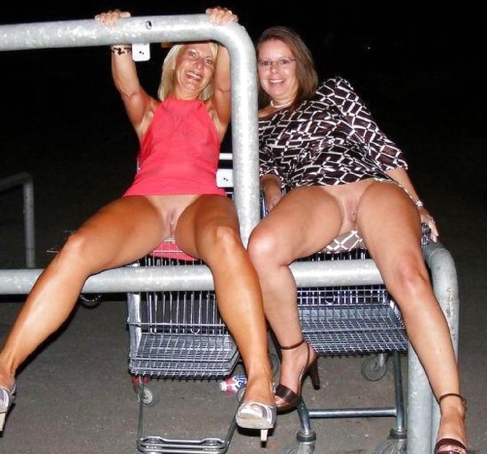 Girls dance without panties