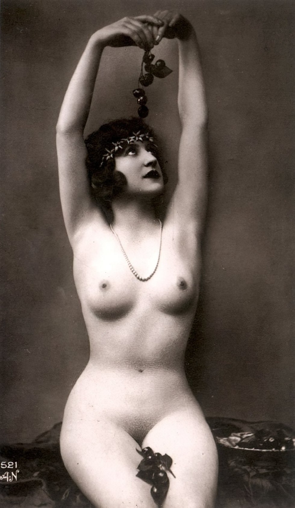 Naked women of the beginning of the 20th century