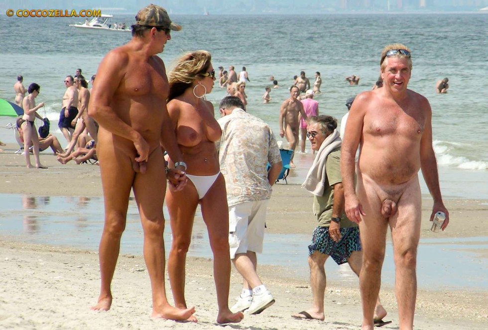 Male exhibitionism on the beach
