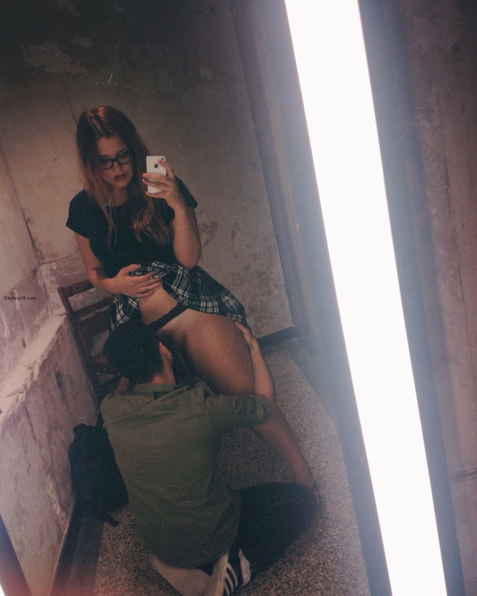 Cunnilingus girl in the entrance