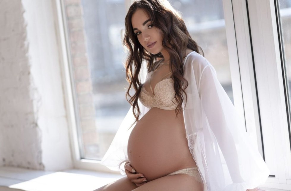 Polina Dibrova Pregnant photo shoot