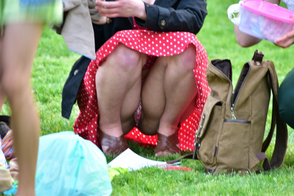 Women without panties peeped