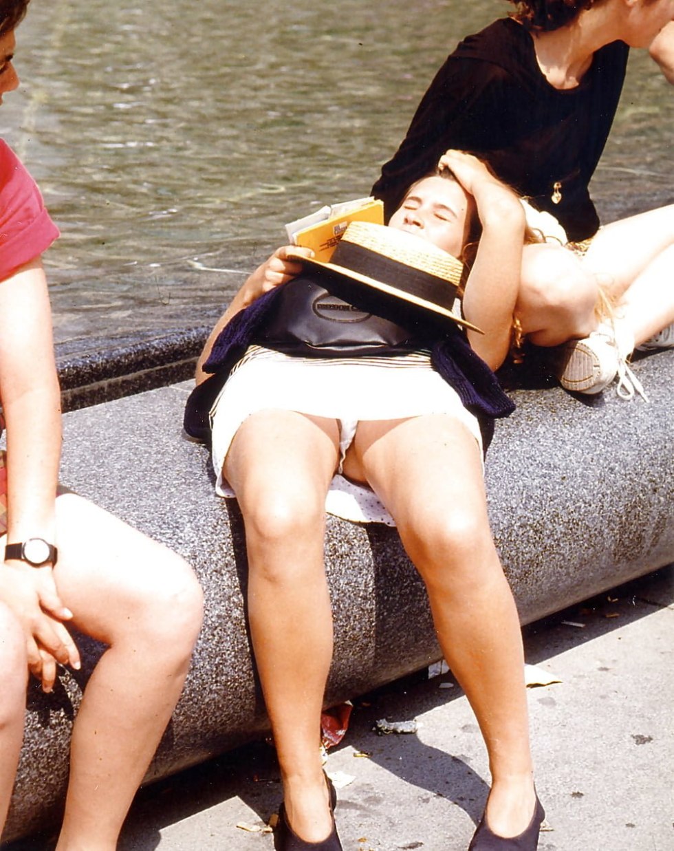 Peeping without panties