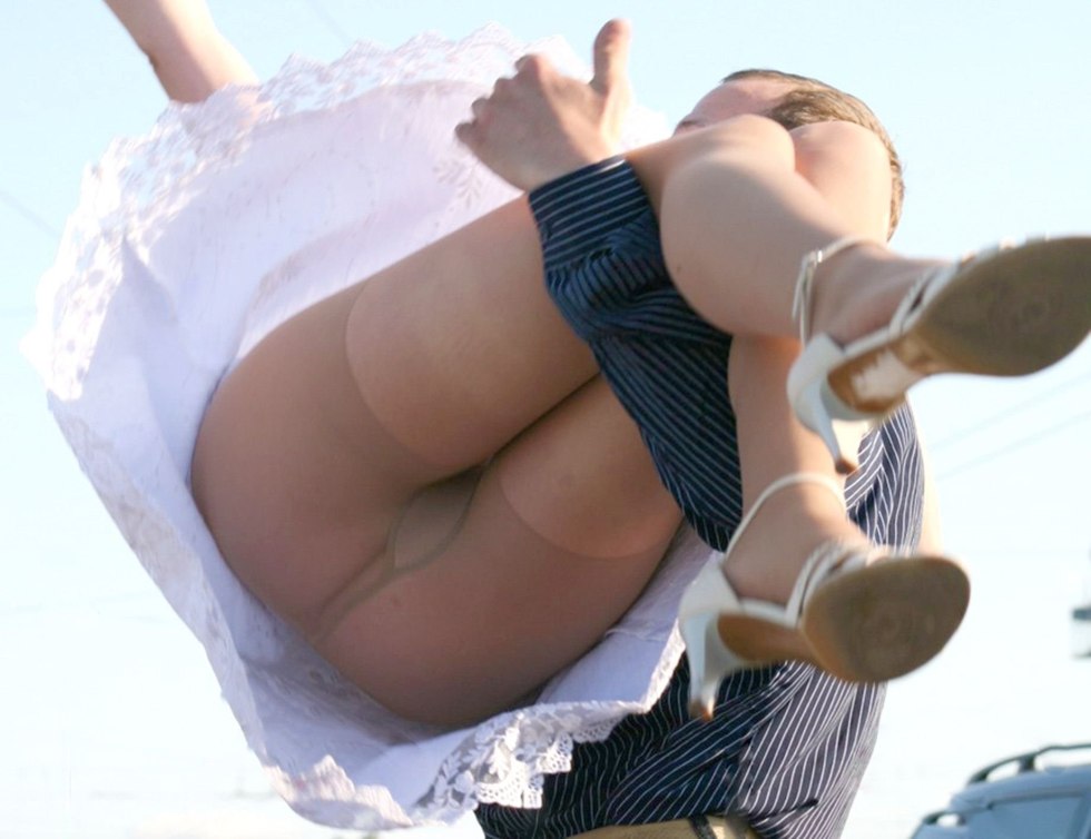 Girls without panties spied