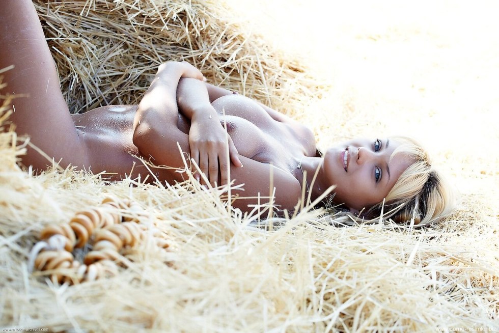 Lada Paglia Naked on the Seine