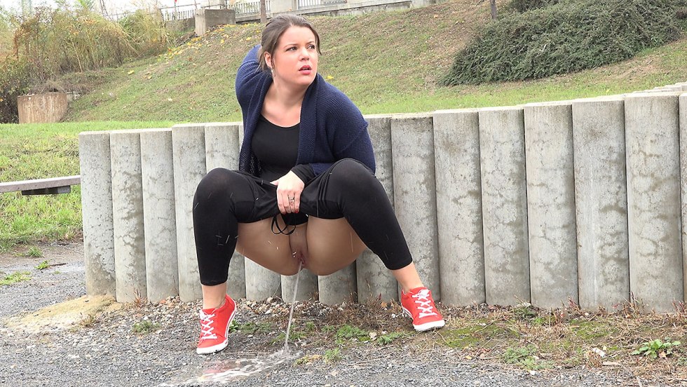 A chubby girl pouring